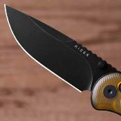 KIV3790A1 Couteau Pliant Kizer Buddy II | Lame Drop Point Acier AEB-L Black PVD Stonewashed | Manche PEI Amber Clutch Lock - Livraison Gratuite