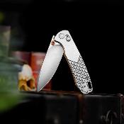 TVJM03OTM Couteau Trivisa Dragonfly-Z | Lame Drop Point Acier M390 | Manche Gray Titane Axis Lock - Livraison Gratuite