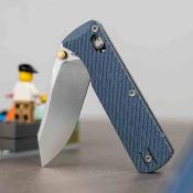 VOSA4112 — Couteau Vosteed Vombat Lame Acier 14C28N Clip Point Satinée Manche G10 Bleu Crossbar Lock - Livraison Gratuite