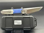 STEDG2303 Stedemon NOC DG23 Tanto – Lame Acier 440C Manche G10 Bleu/Blanc Clip Coffret - Livraison Gratuite