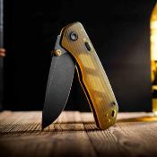 VOSA1607 Couteau pliant Vosteed Marten A1607 | Lame Drop Point acier 154CM 7,6 cm Black Stonewash | Top Liner Lock | Manche Amber PEI – Livraison Gratuite