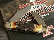 RR2529 Rough Ryder Swell Center Jack – Couteau de Poche Traditionnel Lames Acier Damas Manche Os Cannelle – Livraison Gratuite