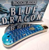 RR2714 Rough Rider Dragon Bone – Couteau Lame Hawkbill Acier 440 Manche Os Sculpté Blue Dragon – Slip Joint – Livraison Gratuite