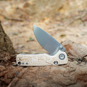VOSA2626 Couteau Pliant Vosteed Porcupine Ivory Drift | Lame Drop Point Acier 14C28N Stonewash | Manche Bamboo Micarta Top Liner Lock - Livraison Gratuite