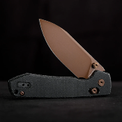 VOSA0539 Vosteed Raccon – Couteau Crossbar Lock | Lame Drop Point 14C28N | Manche Micarta Noir | Finition Copper Dune - Livraison Gratuite