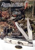 R15687 Coffret Collector Remington Turkey Tin – 2 Couteaux Pliants – Lames Acier Inox – Manche Os Blanc – Boîte Métal Vintage - Livraison Gratuite 