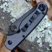 SC275CFPBK Couteau Spyderco ButtonUp Lame Acier 8Cr13MoV Black Oxide Manche Black Carbon Fiber / G10 Button Lock | Livraison Gratuite
