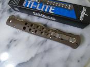 CS26SXK6S Couteau Cold Steel Kris Ti-Lite 6" Serrated Lame AUS-10A Manche FDE Griv-Ex - Livraison Gratuite