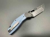 KETM062 Ketuo Yakuza Tanto - Couteau Pliant Linerlock Lame Acier 14C28N Black Manche G10 Bleu Mitres FCarbone - Livraison Gratuite