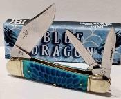 RR2713 Rough Rider Whittler Blue – Couteau Pliant 3 Lames Acier 440 Manche Os Sculpté Blue Dragon – Livraison Gratuite
