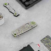 VOSA2620 Couteau Vosteed Porcupine "Doodle Monster" | Lame Drop Point Acier 14C28N | Manche White G10 Top Liner Lock - Livraison Gratuite