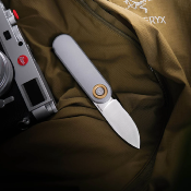 VOSA3703 Couteau Vosteed Corgi-V Lame Drop Point Acier 14C28N Manche Alu inium Gris, Sécurité Vanchor Lock – Livraison Gratuite
