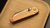 ATZ1871GCO Couteau ArtisanCutlery Cleo Copper Lame Acier CPM-S90V Manche Cuivre Pivot Roulement à Billes - Livraison Gratuite