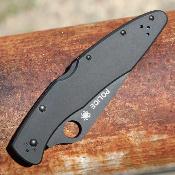 SC07BKP Spyderco Police Black  – Couteau Pliant Lockback, Lame Clip Point VG-10 Noire, Manche Acier Inox Noir Japan - Livraison Gratuite