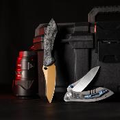 TVJM08RGM Couteau Trivisa Rhino-RG Lame Acier M390 Gold PVD Manche Titanium + Carbon Fiber | Framelock | Livraison Gratuite
