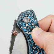 VOSA1609 Couteau pliant Vosteed Marten | Lame Drop Point acier 154CM | Top Liner Lock | Manche FCarbone bleu – Livraison Gratuite