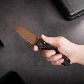 VOSA0539 Vosteed Raccon – Couteau Crossbar Lock | Lame Drop Point 14C28N | Manche Micarta Noir | Finition Copper Dune - Livraison Gratuite
