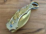 EE10A120GD ElitEdge Mermaid Karambit - Couteau Pliant A/O Lame Acier 440C Gold Manche Acier Sculpté Anneau Linerlock - Livraison Gratuite