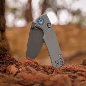 VOSA2612 Vosteed Porcupine A2612 – Couteau Pliant Lame Acier 14C28N Black Button Lock Manche Micarta Gris – Livraison Gratuite