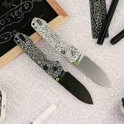 VOSA2933 Couteau Vosteed Raccoon | Lame Acier 14C28N Drop Point Stonewash | Manche Plaquettes G10 Doodle Monster | Top Liner Lock | Livraison Gratuite