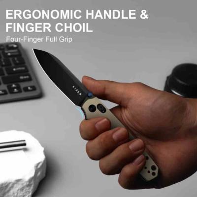 KIV3789A6 Kizer Pokiman CS Tan – Couteau Lame Acier AEB-L Black PVD Manche Aluminium Tan Clutch Lock Thumb Stud Clip – Livraison Gratuite