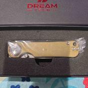 DTK4245TGR Dreamtech Gold – Couteau Lame Acier D2 Button Lock Manche Titane Doré – Livraison Gratuite