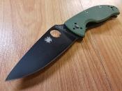 SC122GPBGR Couteau Spyderco Tenacious - Lame Drop Point Acier 8Cr13MoV Black - Manche G10 Vert Foliage - Sécurité Liner Lock - Livraison Gratuite