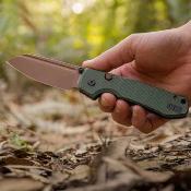 VOSA2929  Couteau Vosteed Raccoon 2.0 | Lame Modified Sheepsfoot Acier 14C28N | Manche Green G10 Button Lock - Livraison Gratuite