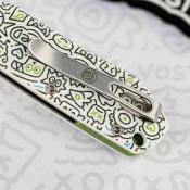 VOSA2933 Couteau Vosteed Raccoon | Lame Acier 14C28N Drop Point Stonewash | Manche Plaquettes G10 Doodle Monster | Top Liner Lock | Livraison Gratuite
