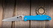 SC259PBL — Couteau Spyderco Charisma Lame Acier CTS BD1N Drop Point Satinée Manche FRN Bleu Lockback USA - Livraison Gratuite