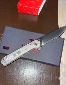 DTK4032TG Couteau Dreamtech | Lame Acier VG-10 Drop Point | Manche Plaquettes Gray Anodized Titanium | Crossbar Lock | Livraison Gratuite