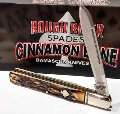 RR2526 Couteau Rough Ryder Doctor’s Knife | Lame Spear Point Acier Damas | Manche Os Cannelle Slipjoint - Livraison Gratuite