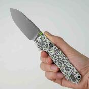 VOSA2933 Couteau Vosteed Raccoon | Lame Acier 14C28N Drop Point Stonewash | Manche Plaquettes G10 Doodle Monster | Top Liner Lock | Livraison Gratuite