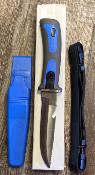 CN210424BL Rite Edge Divers Knife Blue – Couteau Fixe Polyvalent 420J2 Lame Dentelée Manche Caoutchouc Étui ABS - Livraison Gratuite