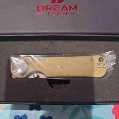 DTK4245TGR Dreamtech Gold – Couteau Lame Acier D2 Button Lock Manche Titane Doré – Livraison Gratuite