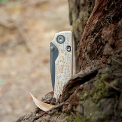 VOSA2626 Couteau Pliant Vosteed Porcupine Ivory Drift | Lame Drop Point Acier 14C28N Stonewash | Manche Bamboo Micarta Top Liner Lock - Livraison Gratuite
