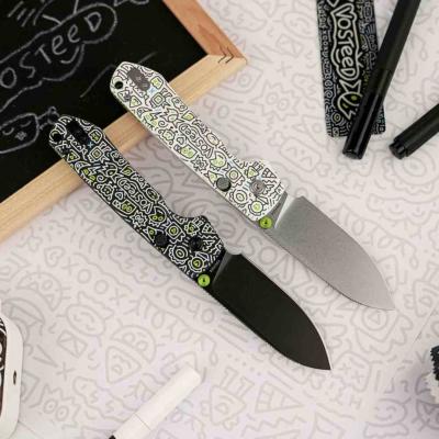 VOSA2933 Couteau Vosteed Raccoon | Lame Acier 14C28N Drop Point Stonewash | Manche Plaquettes G10 Doodle Monster | Top Liner Lock | Livraison Gratuite