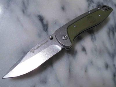 SW1122567 Couteau Smith&Wesson Freighter Lame Acier 8Cr13MoV Manche Acier/G10 Vert – Livraison Gratuite