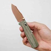 VOSA4111 — Couteau Vosteed Vombat Lame Acier 14C28N Clip Point Copper Dune Manche Micarta Vert Crossbar Lock - Livraison Gratuite