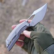 ATZ1887GGY Couteau Artisan Cutlery Dark Wing | Lame Acier S35VN Stonewash | Manche Titane Gris | Livraison Gratuite