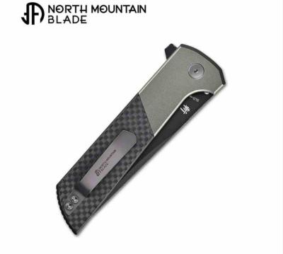 NMB2407GRCFD  North Mountain Blade Chop 2 – Couteau pliant Button Lock Lame Acier SLD-Magic DLC Manche Fibre de Carbone - Livraison Gratuite