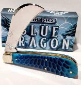 RR2714 Rough Rider Dragon Bone – Couteau Lame Hawkbill Acier 440 Manche Os Sculpté Blue Dragon – Slip Joint – Livraison Gratuite