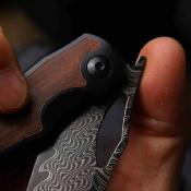 KI4763LDA3 Kizer Allure – Couteau pliant Liner Lock Lame Acier Damas Manche Black Titanium & Panama Rosewood - Livraison Gratuite