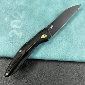 KUB299B Couteau Kubey Barracuda Lame Acier M390 Wharncliffe Manche Titane Black Pivot Roulements à Billes - Livraison Gratuite