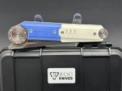 STEDG2303 Stedemon NOC DG23 Tanto – Lame Acier 440C Manche G10 Bleu/Blanc Clip Coffret - Livraison Gratuite