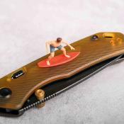 VOSA1607 Couteau pliant Vosteed Marten A1607 | Lame Drop Point acier 154CM 7,6 cm Black Stonewash | Top Liner Lock | Manche Amber PEI – Livraison Gratuite