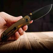 VOSA1607 Couteau pliant Vosteed Marten A1607 | Lame Drop Point acier 154CM 7,6 cm Black Stonewash | Top Liner Lock | Manche Amber PEI – Livraison Gratuite