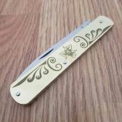 CMF05590117  Fraraccio – Couteau Pliant Sfilato Lame Acier Inox Manche Laiton Gravé Trinacria, Slip Joint Italy – Livraison Gratuite