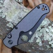 SC275CFPBK Couteau Spyderco ButtonUp Lame Acier 8Cr13MoV Black Oxide Manche Black Carbon Fiber / G10 Button Lock | Livraison Gratuite