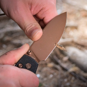 VOSA0539 Vosteed Raccon – Couteau Crossbar Lock | Lame Drop Point 14C28N | Manche Micarta Noir | Finition Copper Dune - Livraison Gratuite